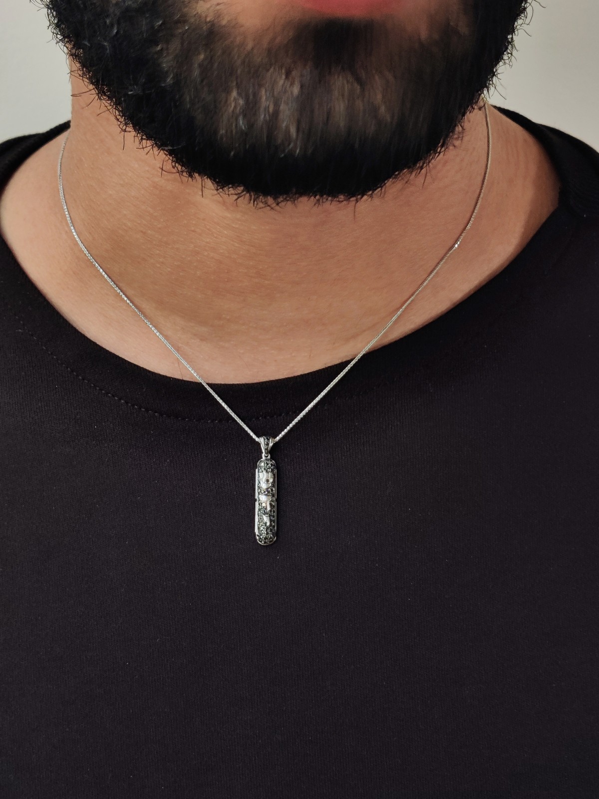 שרשראות ספר תורה זהב לבן עם יהלומים שחורים , מתנות ט"ו באב , א